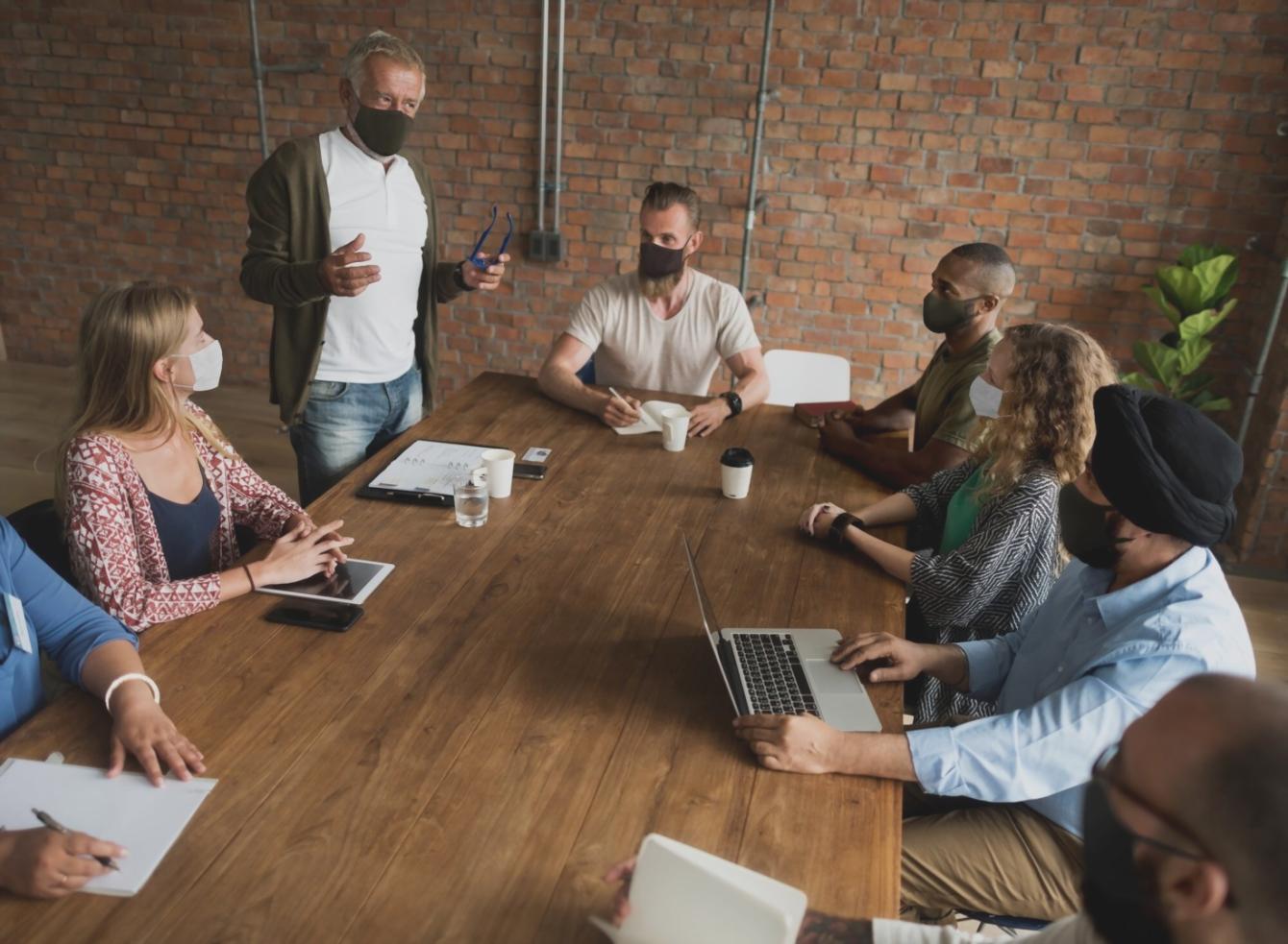 Séance de travail collaborative pour développer des stratégies financières